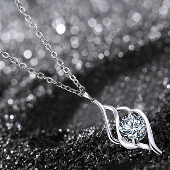 Gorgeous Crystal Pendant Silver necklace - Picture 4 of 6